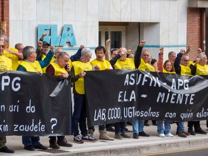 Un grupo de jubilados del metal se concentra ante la sede de ELA el pasado 11 de octubre en Beasain (Gipuzkoa).