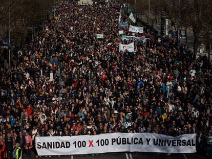 Miles de personas marchan contra el desmantelamiento de la Sanidad Pública, el pasado 12 de febrero.