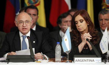 Cristina Fernández y su ministro de Exteriores, Héctor Timerman, durante la cumbre de Mercosur celebrada en la ciudad argentina de Mendoza en 2012.