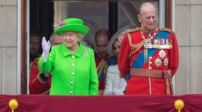 La reina Isabel y su marido, en el balcón del palacio de Buckingham el pasado junio.