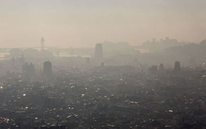 La contaminaci&oacute;n sobre Barcelona.