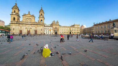 La plaza de Bolívar, en el centro de Bogotá, con la Catedral Primada de Colombia al fondo.