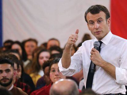 Emmanuel Macron en un debate con jóvenes en Etang-sur-Arroux (Francia)