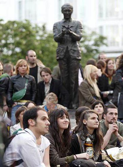Asistentes al concierto de Femme Fatale, ante la estatua de Federico García Lorca en la plaza de Santa Ana.