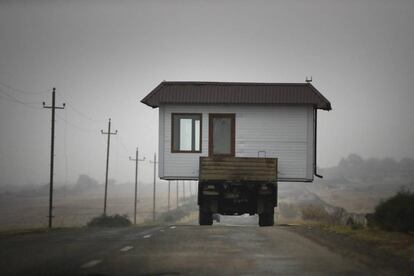 <b>Con la casa a cuestas en medio de la guerra</b>. Una imagen rocambolesca para una de las últimas guerras en el mundo. Una familia armenia se lleva su casa sobre un camión antes de que cobre efecto el alto el fuego en la región separatista de Nagorno Karabaj.