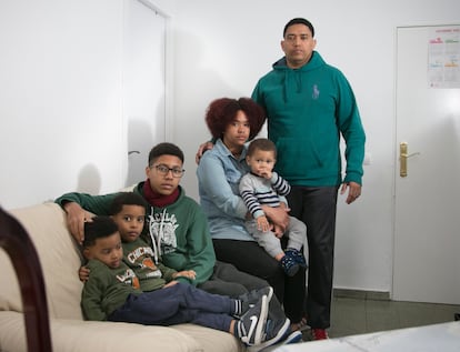 Pedro y su familia numerosa en su vivienda de San Sebastian de Los Reyes.