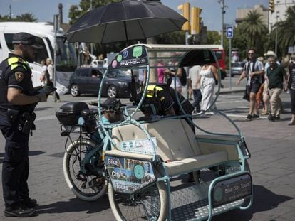 La Guardia Urbana examina un bicitaxi.