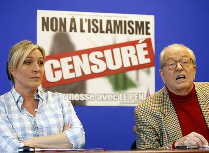 Marine Le Pen, junto a su padre, ante un cartel en el que se lee: "No al islamismo. Censurado. La juventud con Le Pen".