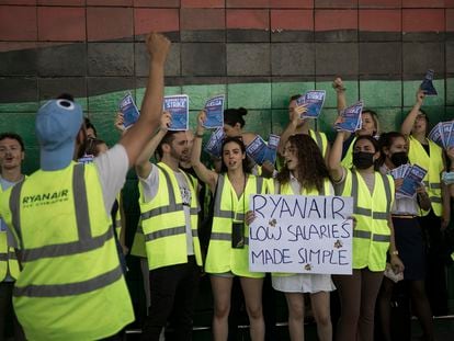 Trabajadores de Ryanair protestan en El Prat, el aeropuerto de Barcelona, el viernes.