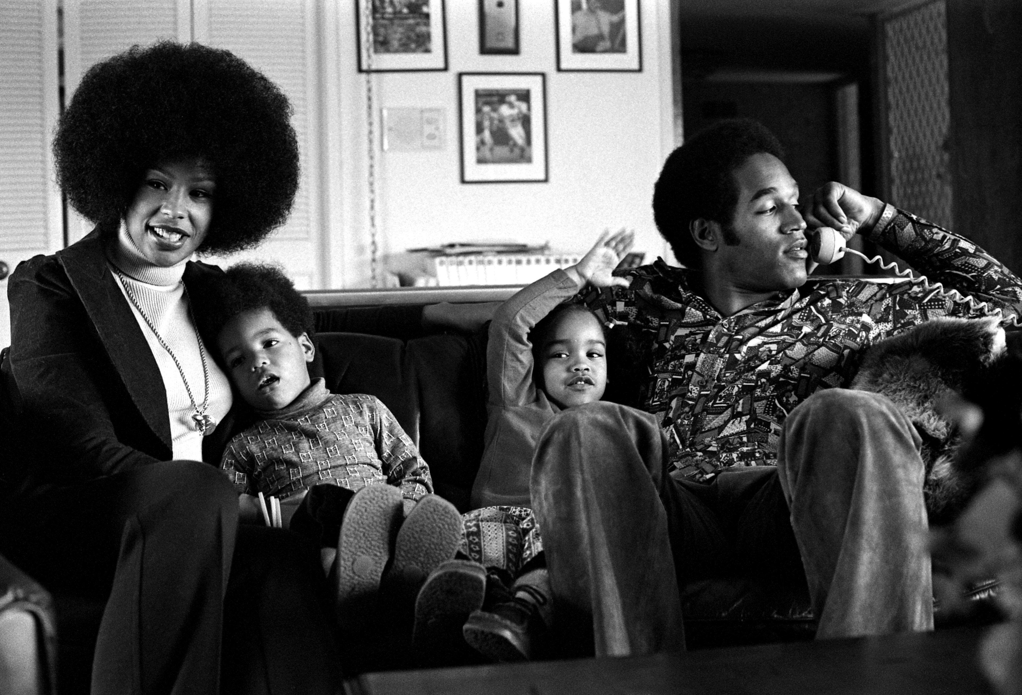 O.J. Simspson con su primera esposa, Marguerite Whitley, y sus dos hijos mayores, Arnelle y Jason, en Los Ángeles, California, en 1973.