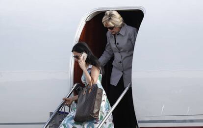 Clinton desciende del avión de campaña junto a su asistente Huma Abedin.