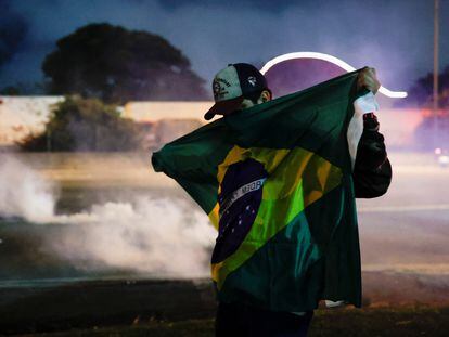 Un hombre durante una protesta por la derrota del presidente de Brasil, Jair Bolsonaro, en el municipio paulista de Barueri, el 1 de noviembre de 2022.