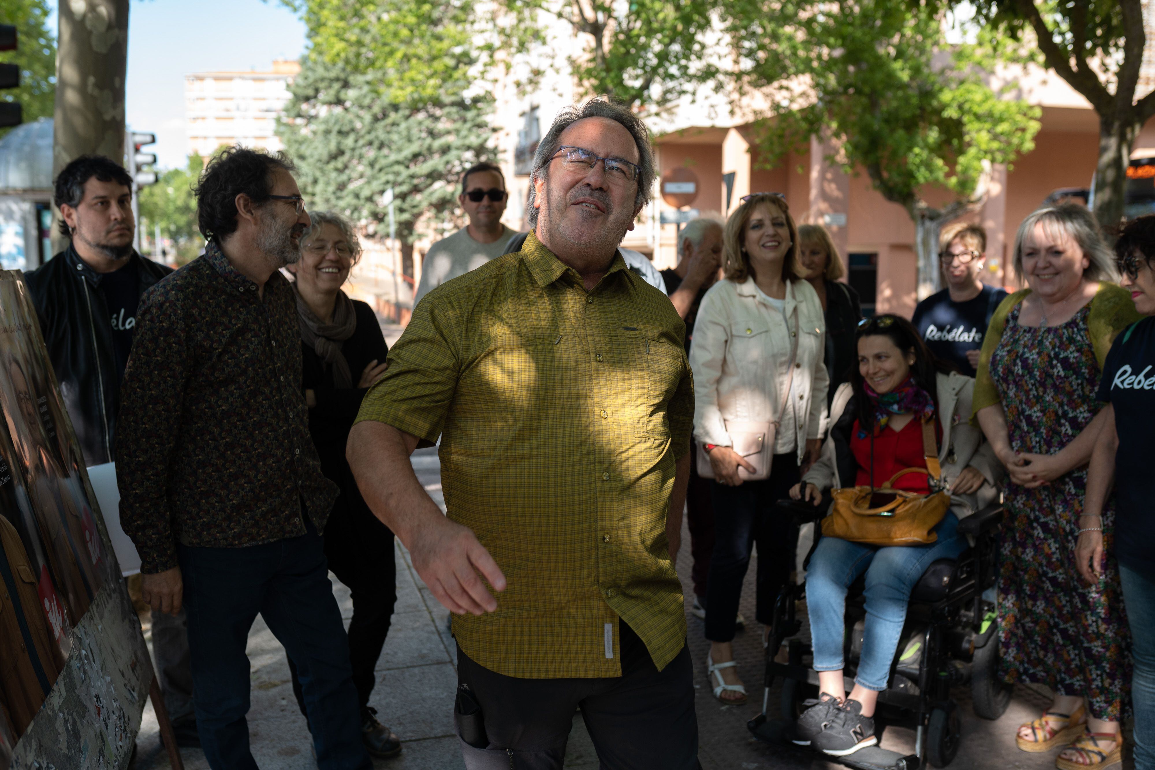 El alcalde de Zamora, Francisco Guarido, durante la pegada de carteles de las elecciones municipales.