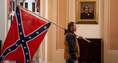 Un seguidor de Donald Trump irrumpe en el Capitolio de los Estados Unidos con una bandera de los Estados Confederados