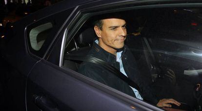 Pedro Sánchez sale de la sede del PSOE en Madrid.