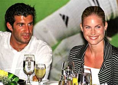 Luis Figo aparece con su esposa, Helen Svedin, el miércoles pasado en el club Salud y Mantenimiento en Forma de Abu Dabi