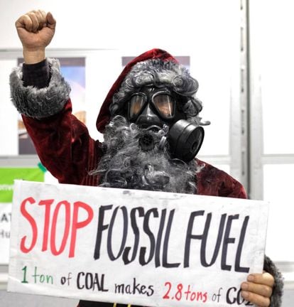 Un manifestante vestido de Santa Claus protesta contra los combustibles fósiles durante la COP24 de Katowice (Polonia), el pasado 11 de diciembre. 