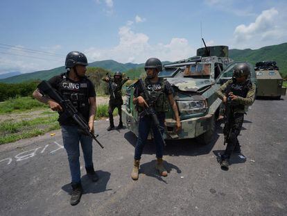 Integrantes del Cartel Jalisco Nueva Generación, en una carretera en Michoacán (México).