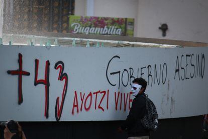 Un manifestante hace una pinta en Paseo de la Reforma.
