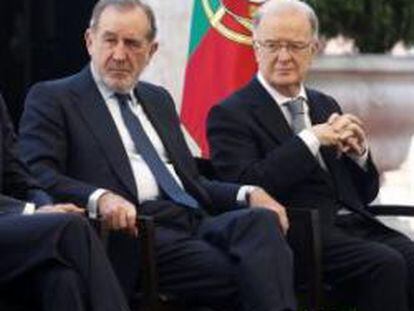 El jefe de Estado portugúes, Cavaco Silva (2i), acompañado por sus predecesores desde 1974, Mario Soares (i), Jorge Sampaio (d) y Ramalho Eanes (2d), durante las celebraciones del 37º aniversario de la Revolución del 25 de Abril, en el palacio de Belem, Lisboa