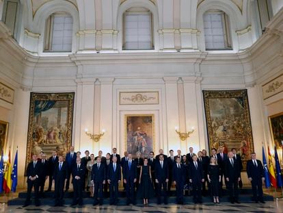 Fotografía de la cena de gala de los líderes de la OTAN reunidos en junio en Madrid, colocada sobre una consola mientras el Rey pronuncia su mensaje de Navidad, este 24 de diciembre.
