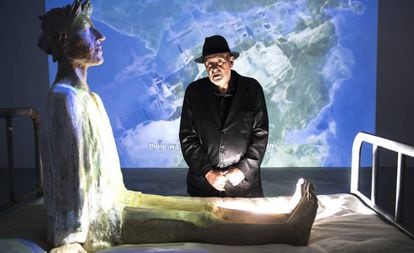 Reixa, en su muestra en Santiago, ante una escultura de Francisco Leiro, el pasado miércoles.