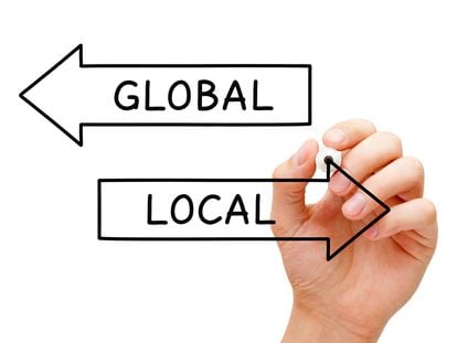 La forma de actuar que tiene en cuenta las particularidades regionales a partir de una planificación internacional se conoce como 'glocalización' y se resume en la consigna “piensa globalmente, actúa localmente”.