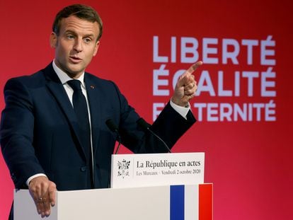 El presidente Emmanuel Macron, al final del discurso sobre el separatismo en Les Mureaux (Francia), el pasado octubre.