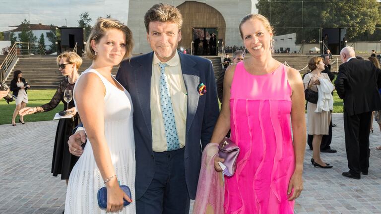 Benjamin de Rothschild con su esposa Ariane y, a la izquierda, la hija de ambos Noémie en Pauillac, Francia en 2013.