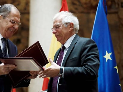 Josep Borrell (derecha), junto a su homólogo ruso, Serguéi Lavrov, en la reunión en Madrid que mantuvieron hace un año.