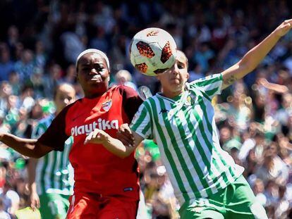 Virginia García disputa el balón con Oyedupe Payne.