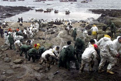 Voluntarios recogiendo fuel en la playa de Cantareira, en las islas Cíes (Pontevedra), procedente del vertido del petrolero "Prestige", 9 de diciembre de 2002.