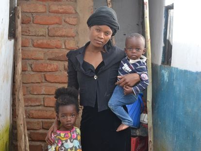 Chancel Mwang posa junto a sus hijos. Ella ha tenido dos niños en Dzaleka, donde llegó siendo todavía una adolescente.