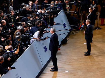 El presidente de Lituania, Gitanas Nauseda (en primer plano), y el canciller alemán, Olaf Scholz, atienden el jueves a los medios en la cumbre de Bruselas que ha aprobado las nuevas sanciones a Rusia.