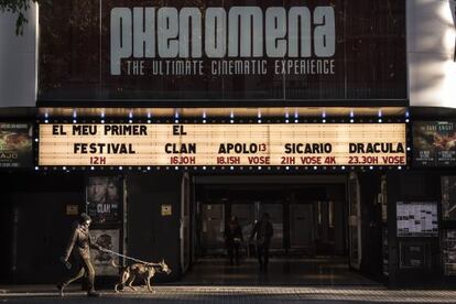 Façana del cinema Phenomena, on estava anteriorment el Nàpols.