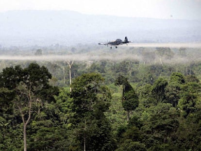 Fumigaci&oacute;n a&eacute;rea sobre narcocultivos en el sur de Colombia.