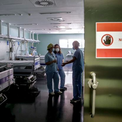 Personal sanitario dentro de una habitación de aislamiento dentro de la zona covid en el Hospital de Torrejón.