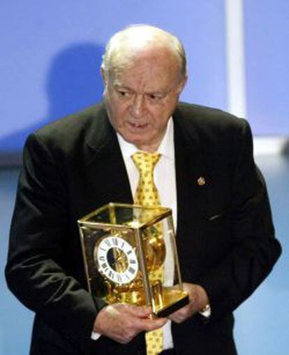 Alfredo Di Stéfano en 2002 recogiendo un premio a su trayectoria profesional.