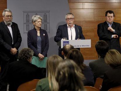 Los responsables de UGT y CC OO, Cándido Méndez e Ignacio Fernández Toxo, tras la reunión mantenida en La Moncloa con Mariano Rajoy.
