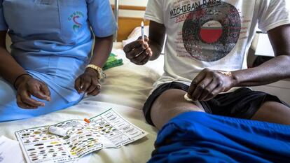 Un diabético aprende a pincharse su dosis diaria de insulina en Casamance, Senegal.