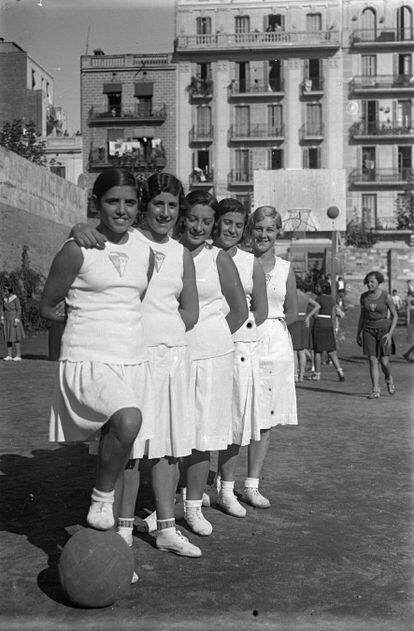 Imagen sin datar del equipo de baloncesto en el que jugaba Encarna Hernández (la primera por la izquierda), conocida como la niña del gancho.