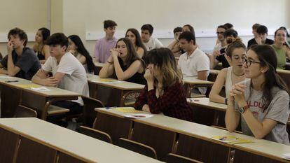 Examen de Selectividad en la Facultad de Biología de la Universidad de Barcelona.