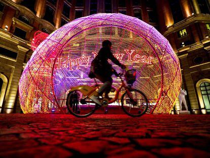 Un ciclista pasa por una calle con decoración navideña en Taiwán. 