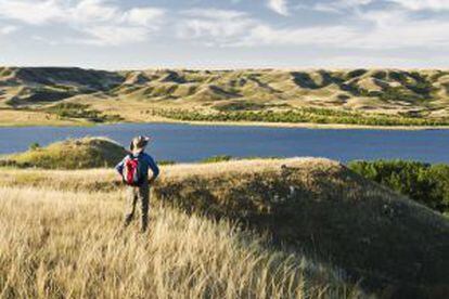 Un senderista contempla uno de los lagos de la provincia de Saskatchewan, en Canadá.