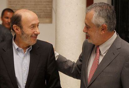 Alfredo Pérez Rubalcaba y José Antonio Griñán, esta tarde en la sede del PSOE de Andalucía.