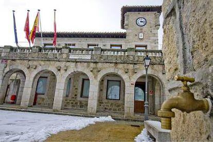 La plaza del Ayuntamiento de Cabanillas de la Sierra en la que se rodó 'Genaro el de los 14', de Mariano Ozores.