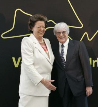 Rita Barberá con el patrón de la Fórmula 1, Bernie Ecclestone, en 2007 en Valencia.