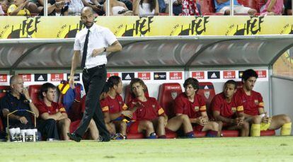 Pep Guardiola, en la ida de la Supercopa, delante de un banquillo con Messi, Adriano y cinco canteranos.