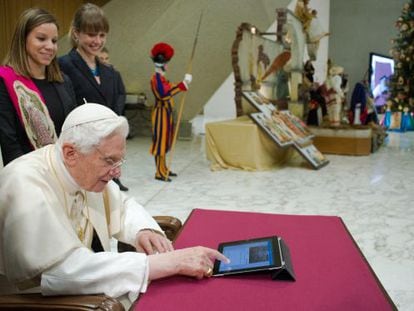 El papa Benedicto XVI, el d&iacute;a que us&oacute; un iPad para emitir aquel hist&oacute;rico primer tuit personal el 12 de diciembre de 2012