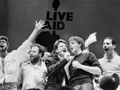 George Michael, el promotor Harvey Goldsmith, Bono, Paul McCartney y Freddie Mercury, en el escenario de Live Aid, el 13 julio de 1985 en el Wembley Stadium de Londres.